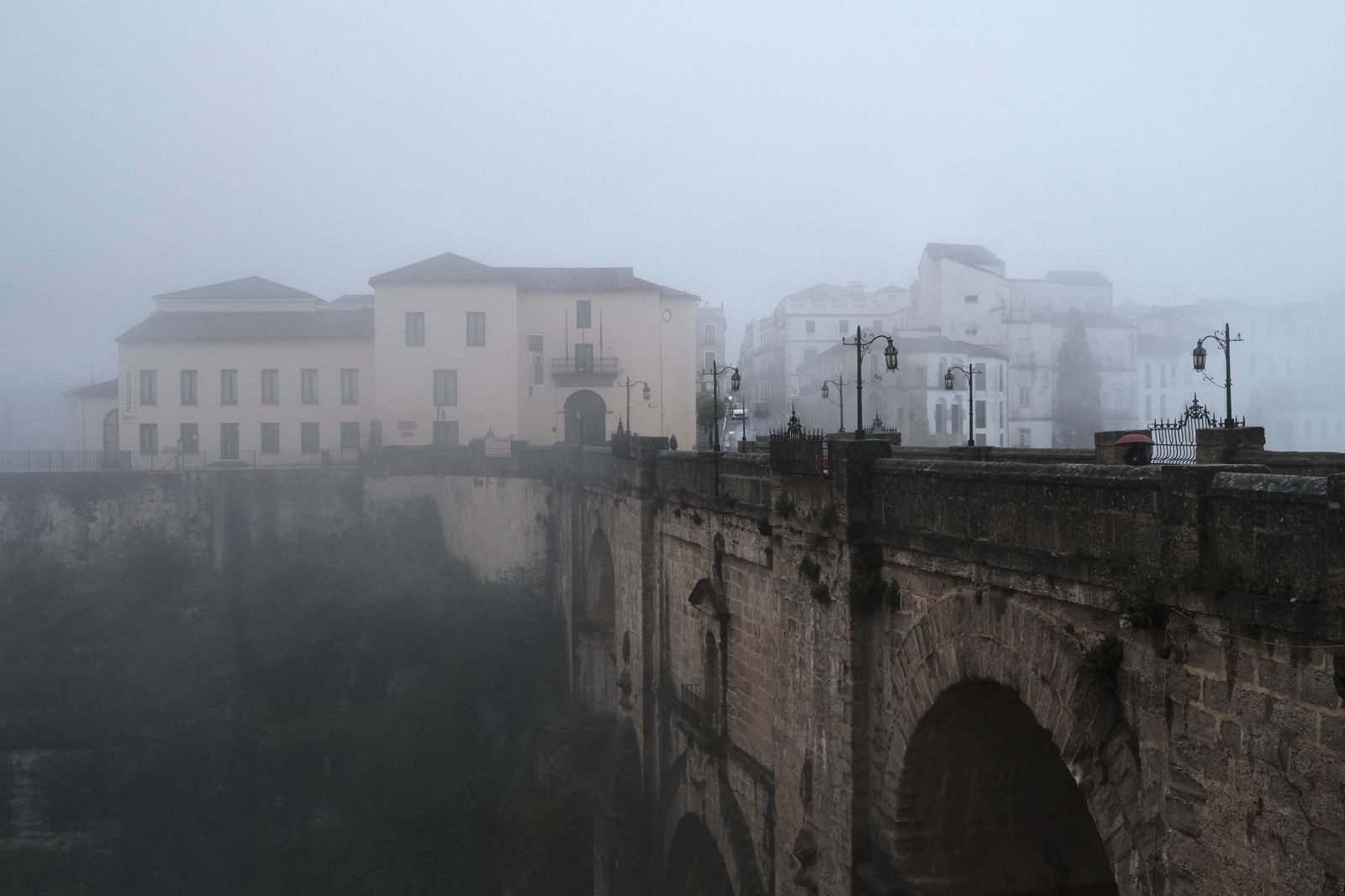 La lluvia y la niebla transforman Ronda, en fotos