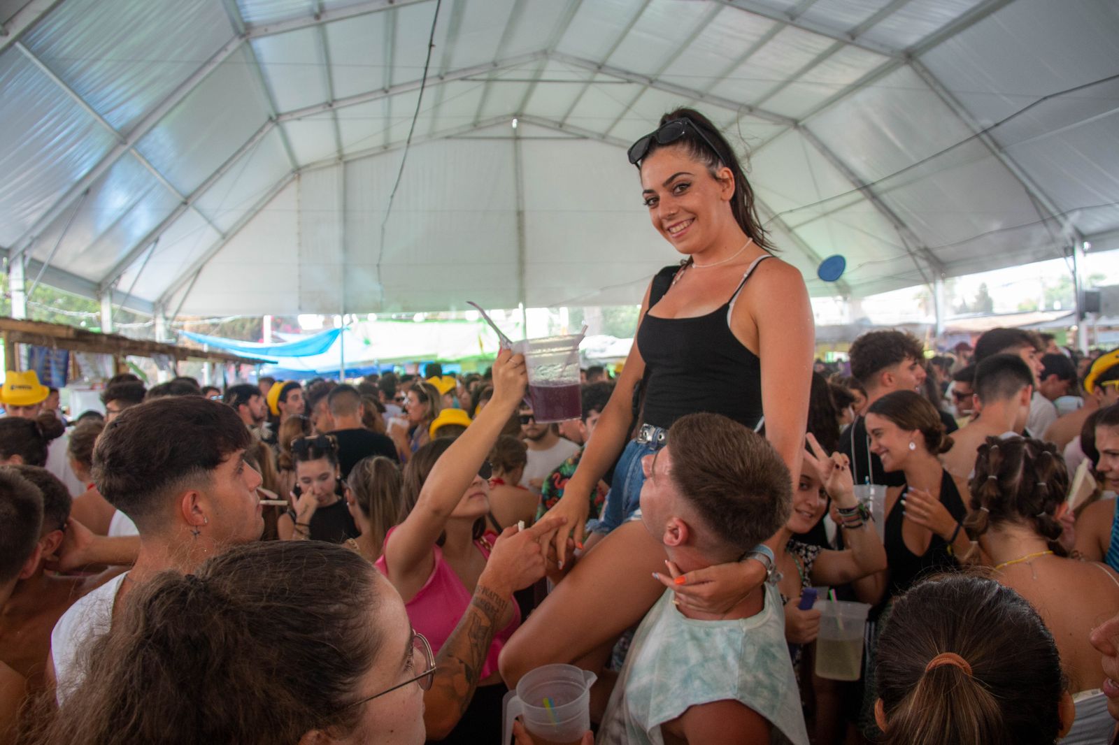 Grandes colas, mucha purpurina y despedidas de soltera: la Costa disfruta del ambiente festivo de las fiestas de agosto