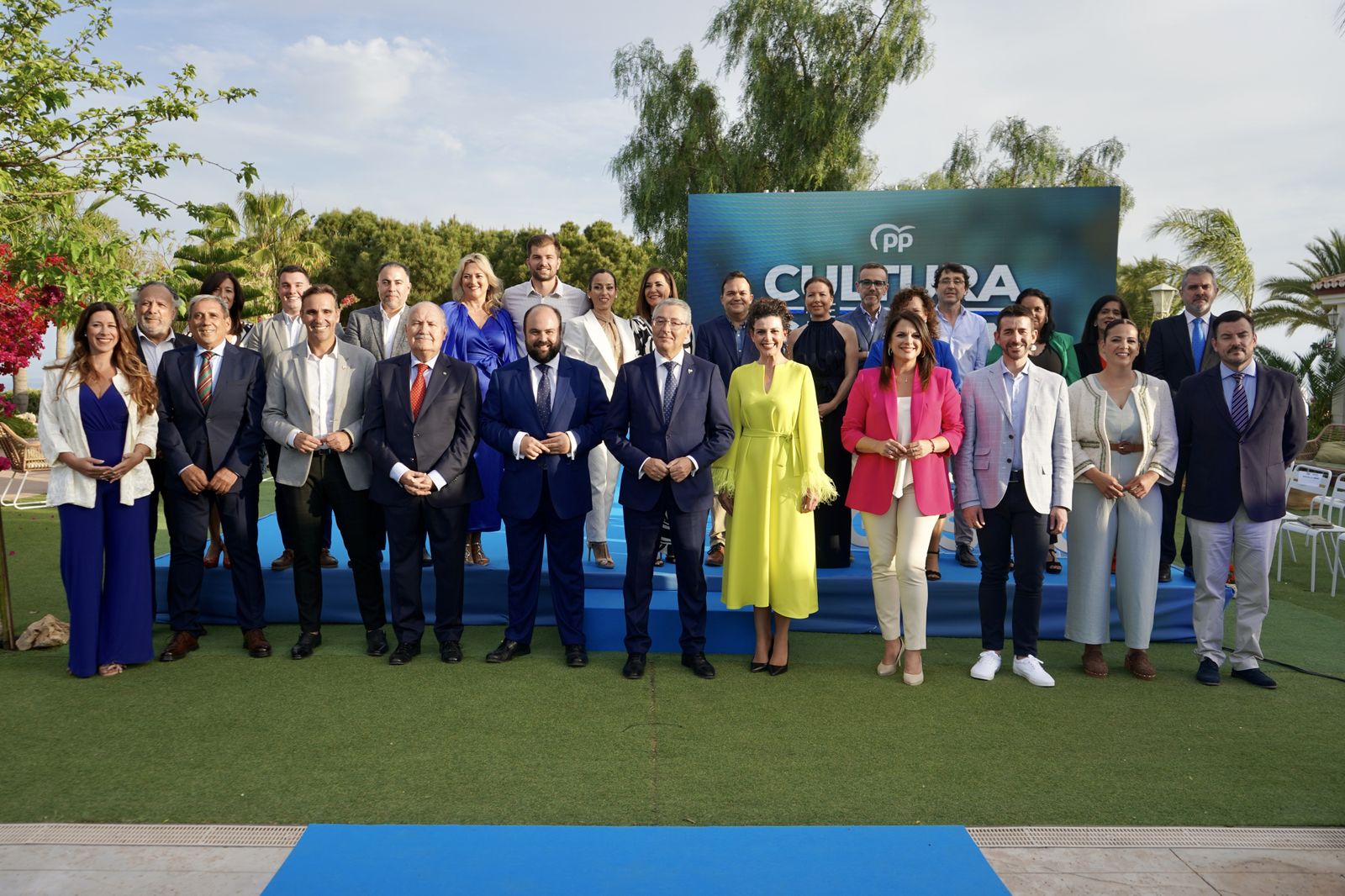 Salado, con los miembros de su lista.