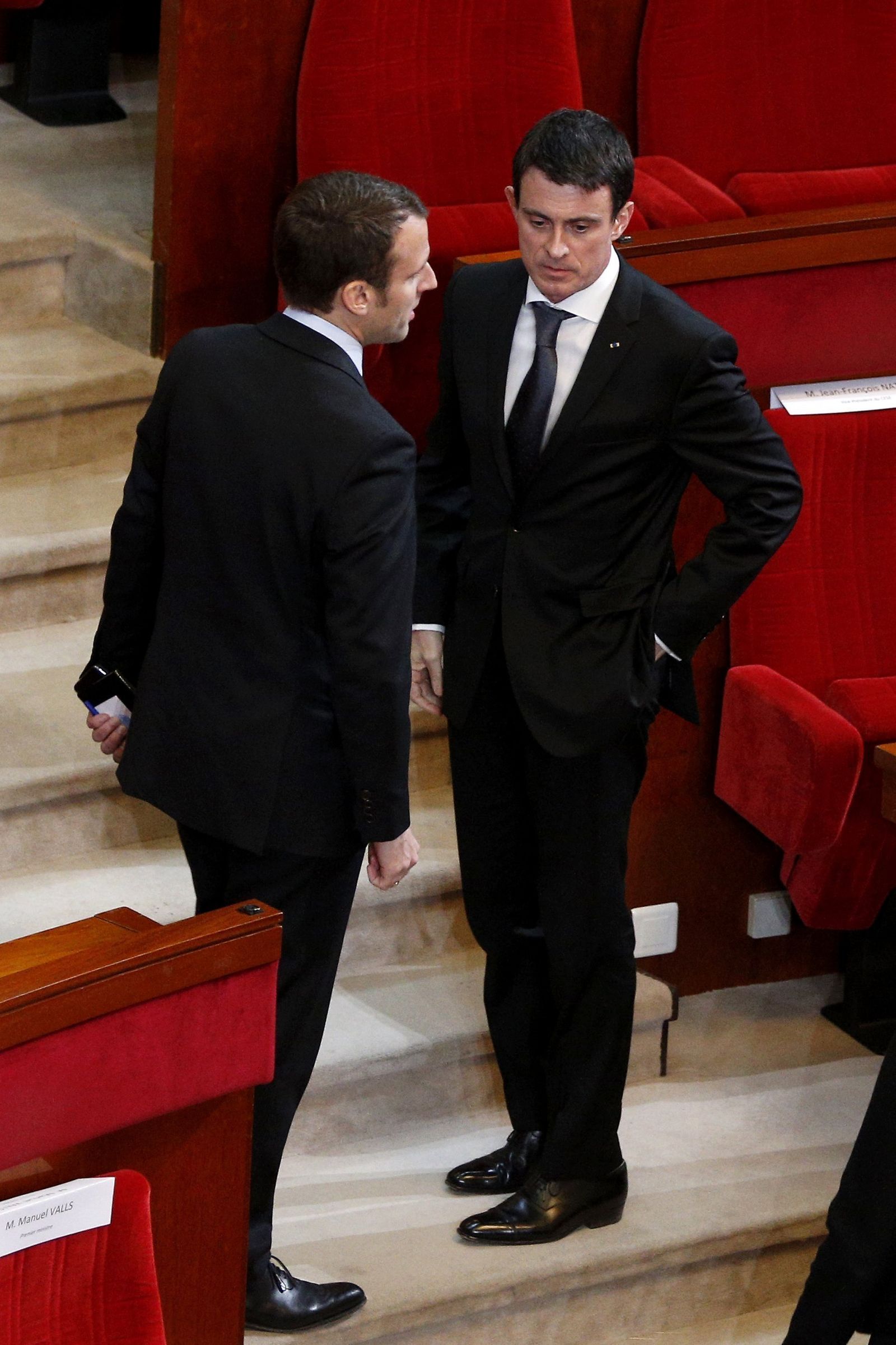 Macron (izq.) y Valls, cuando eran titular de Economía y primer ministro, en 2016.