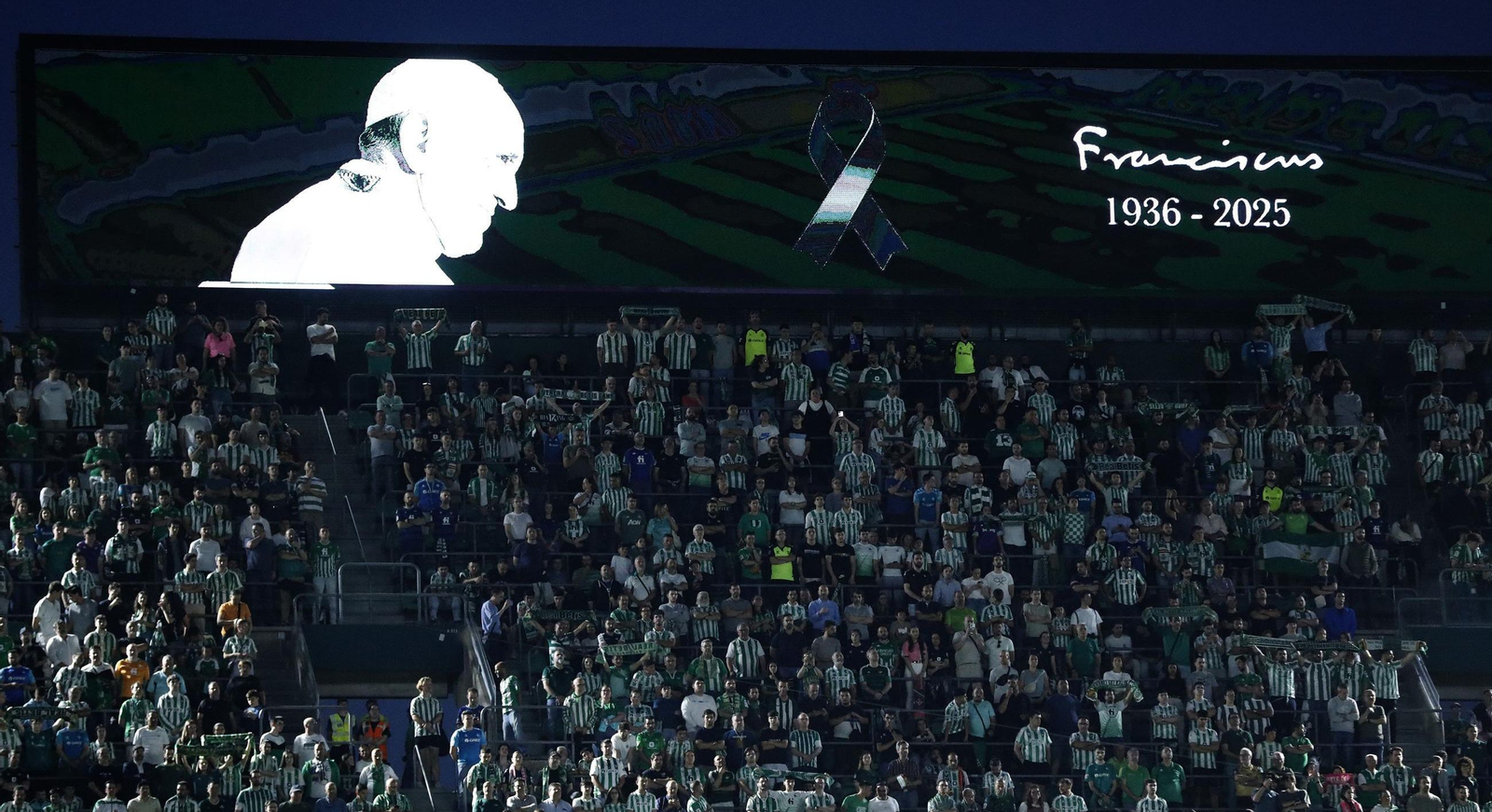 La efigie del papa Francisco, durante el minuto de silencio en el Benito Villamarín.