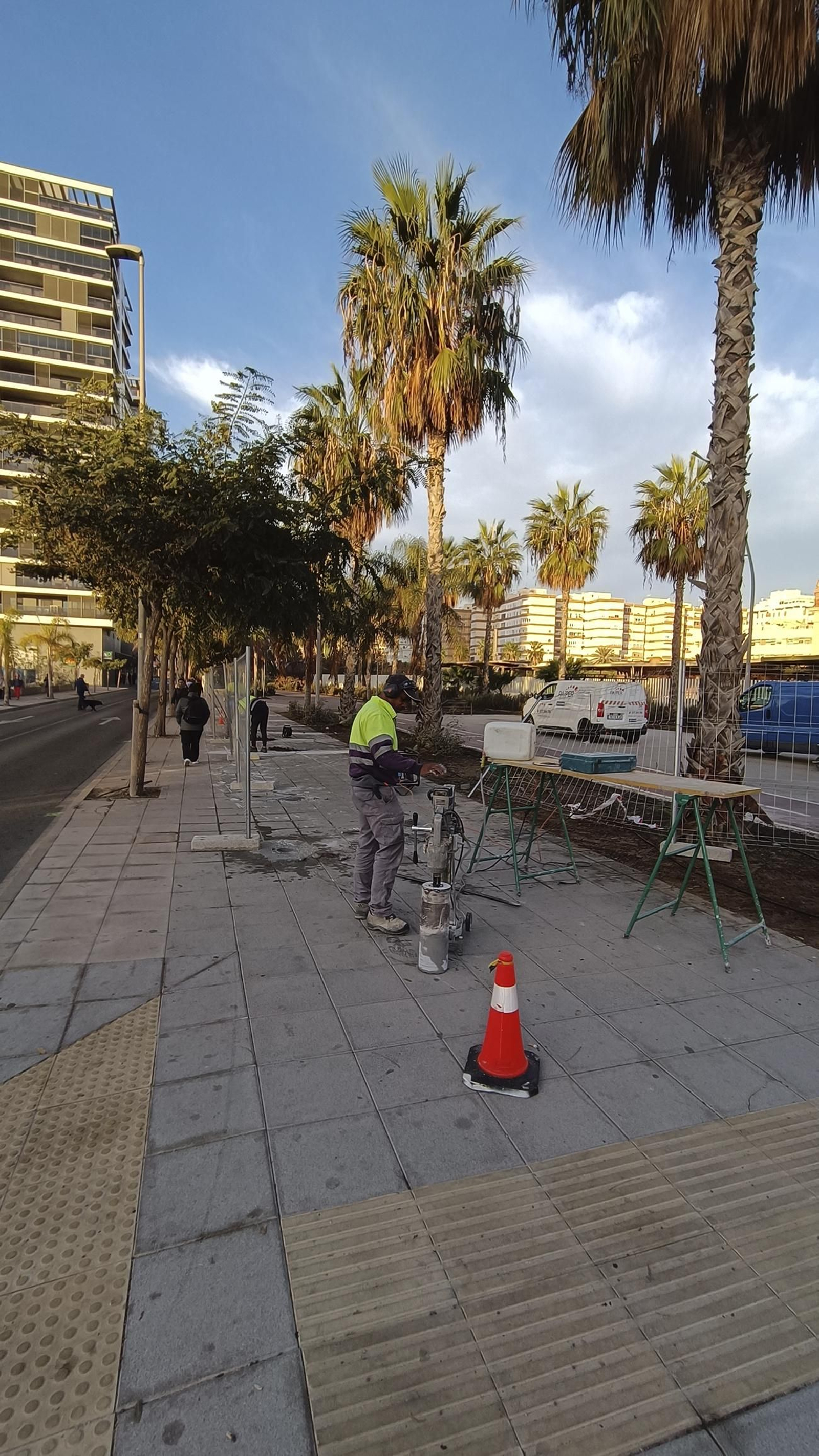 Las imágenes de la pasarela de Renfe que pasa a mejor vida, en Almería