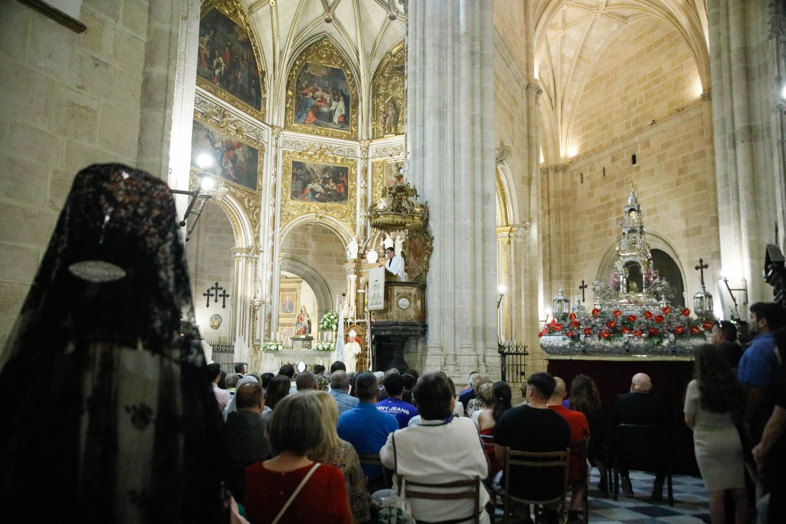 Imágenes de la procesión del Corpus Christi en Almería: así han sido la misa y la posterior marcha por la capital