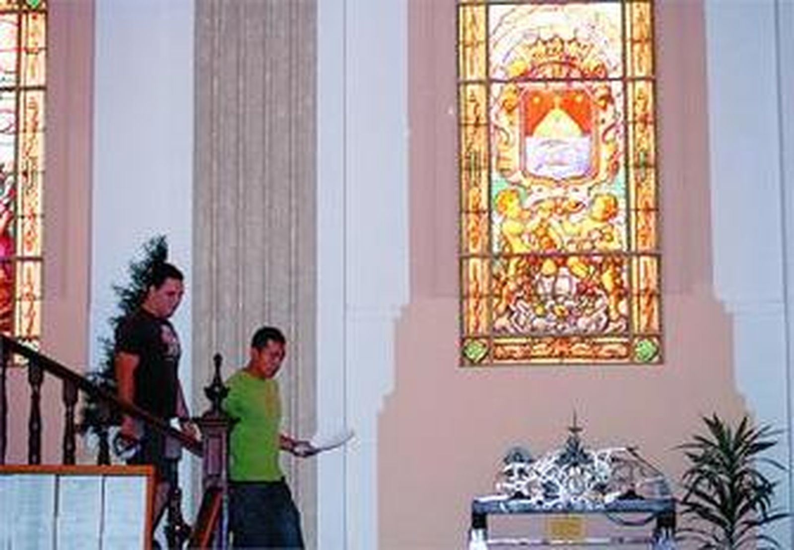 La vidriera restaurada sin símbolos franquistas ya luce en el Ayuntamiento.