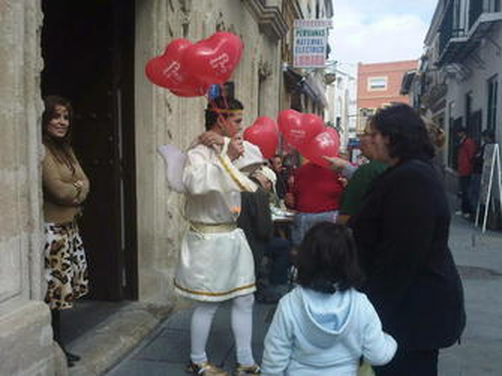 Cupido repartiendo ayer globos en forma de corazón en la Placilla, dentro de la campaña del CCA.