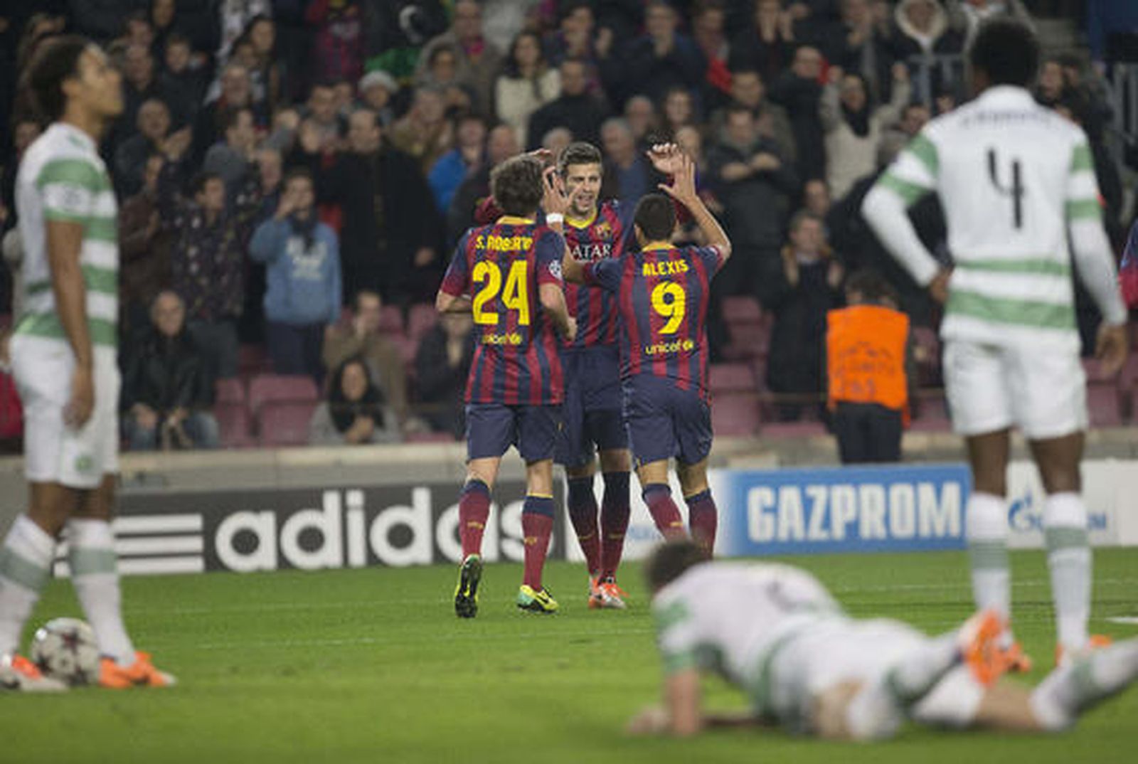 El Barcelona sella el pase como primero de grupo con goleada (6-1)