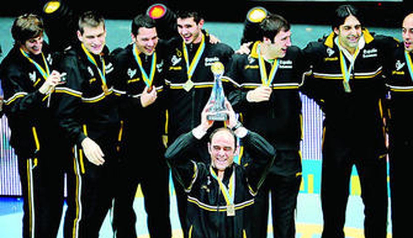 Hombrados levanta el trofeo de tercer clasificado de España en el Mundial de Suecia.
