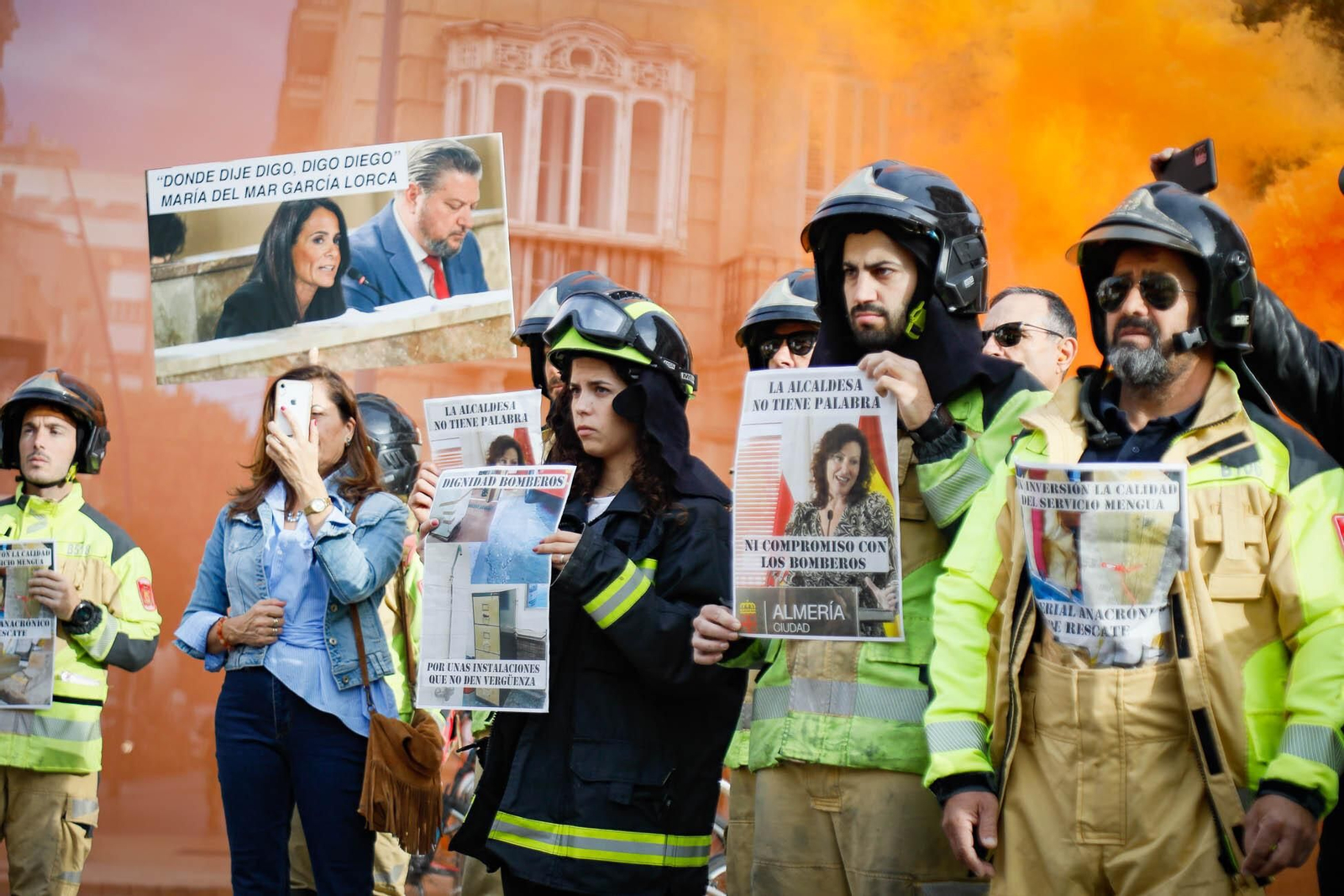 Imágenes de la manifestación de bomberos en Almería