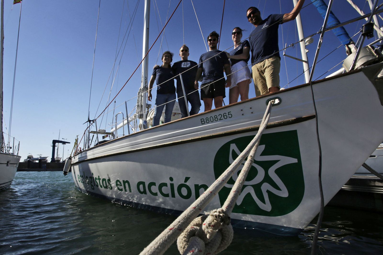La tripulación del 'Diosa Maat', en el náutico de Puerto América de Cádiz, antes de iniciar su ruta.