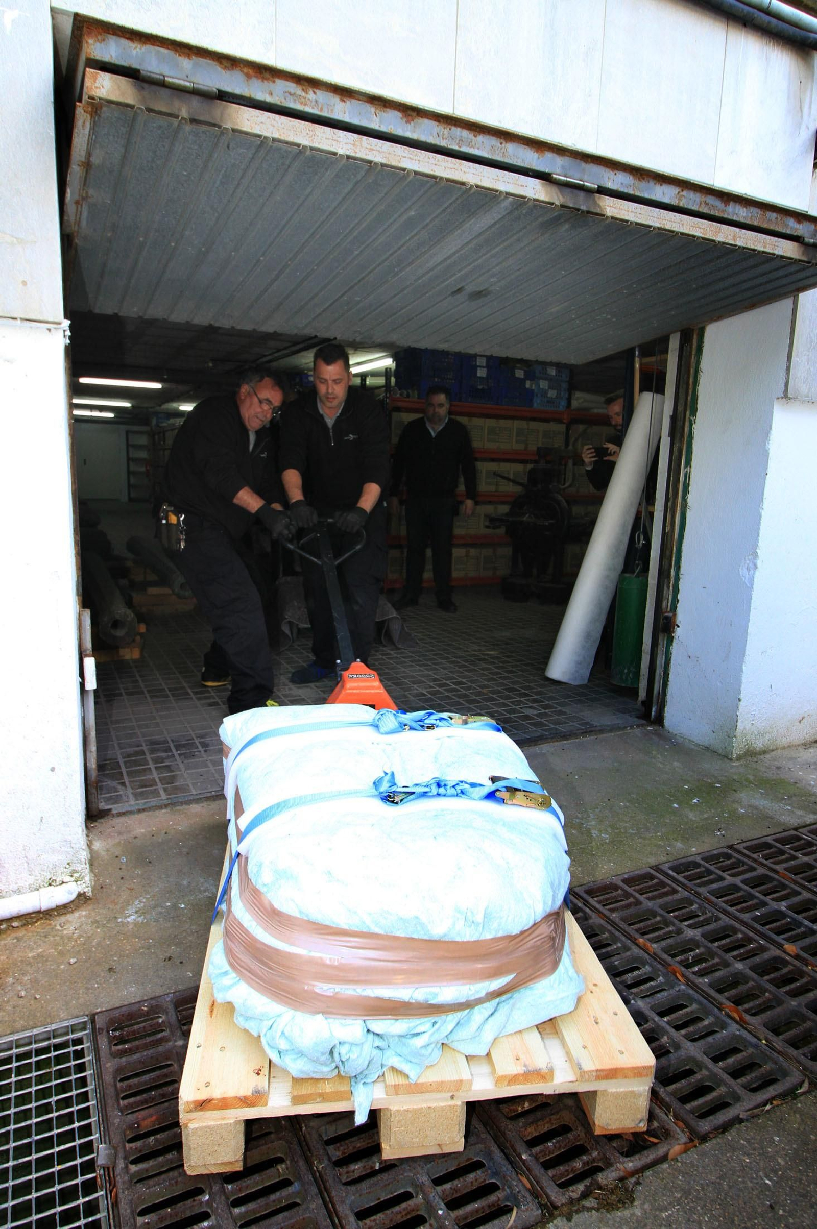 Imágenes de la llegada al museo de Huelva de la estela de cerca de 5.000 años de antigüedad hallada en Cañaveral de León