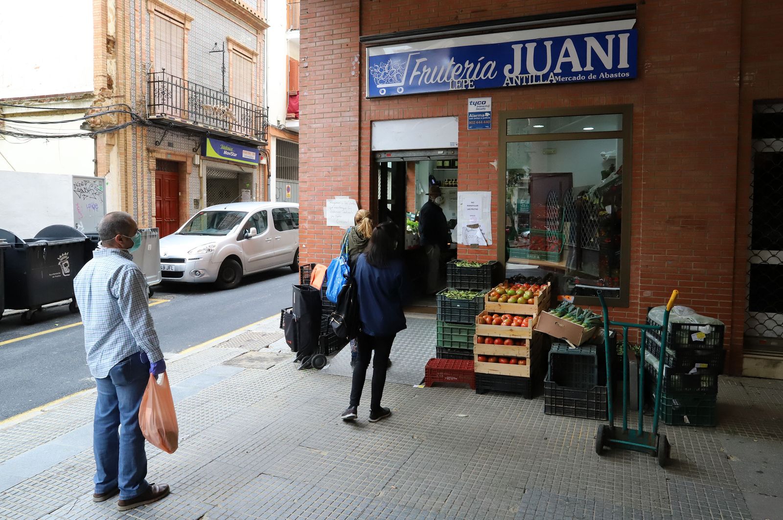 Imágenes de la actividad en las pequeñas tiendas de alimentación, fruterías y pescaderías