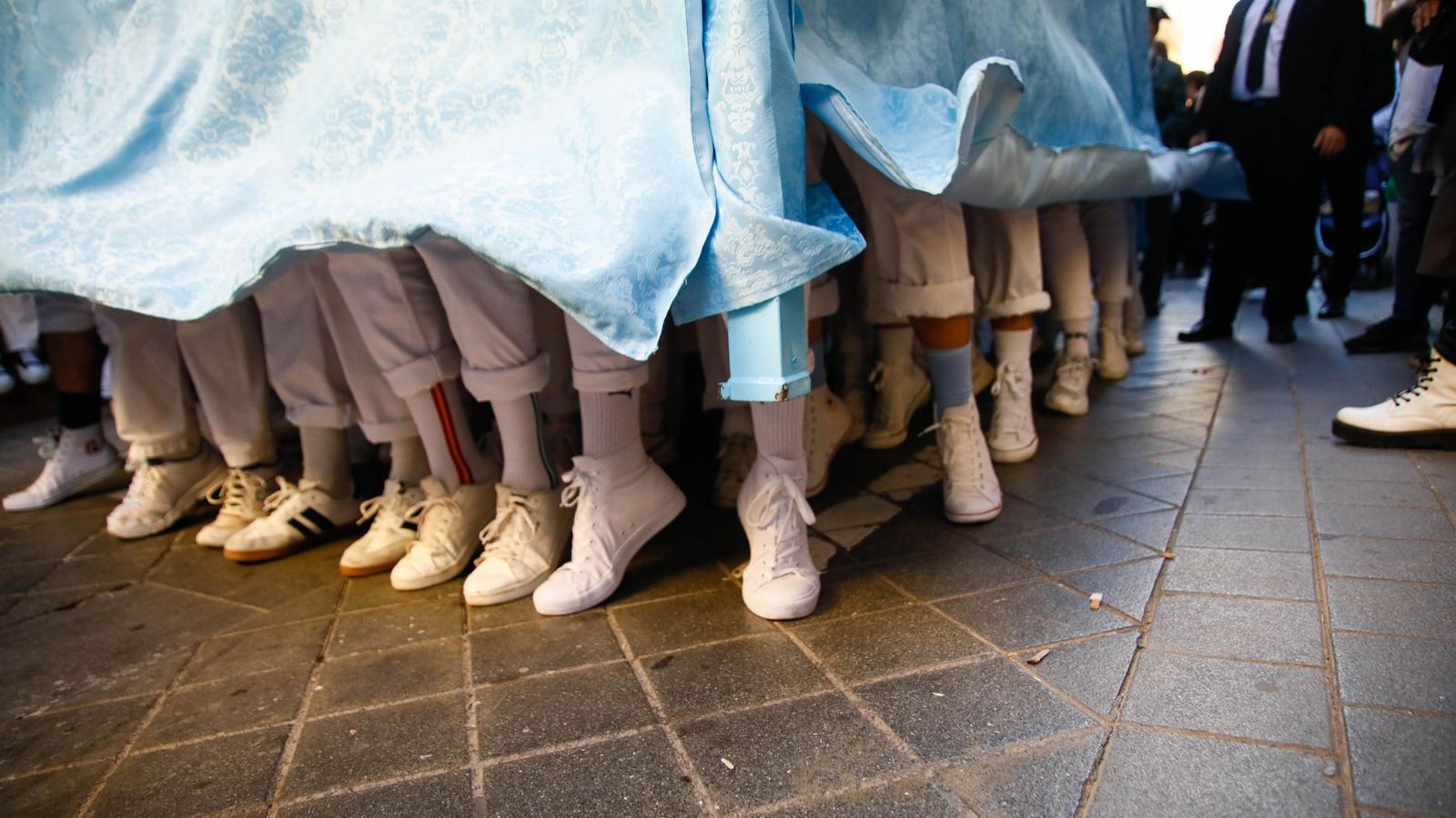 Vea la salida de la Hermandad de Los Ángeles de la Catedral de Almería