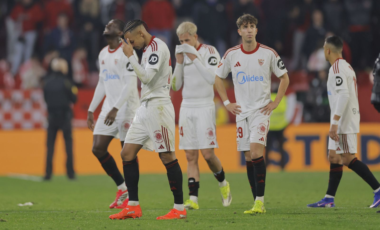 Sow, Miguel Sierra, Nianzou, Januzaj y Alexis, al final del partido.