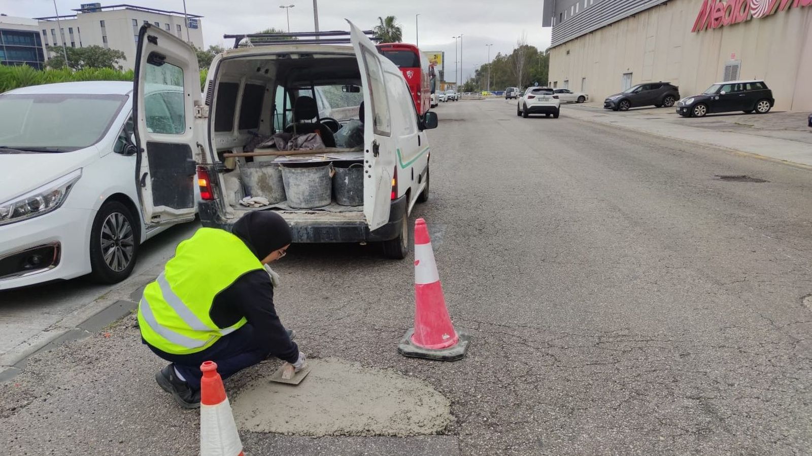 Arreglo de uno de los baches en el polígono comercial de Los Barrios.