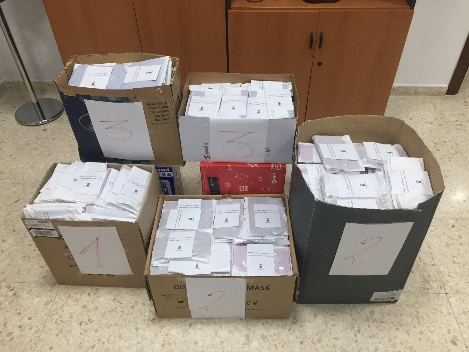 Lotes de mascarillas listas para su reparto en Cumbres Mayores.