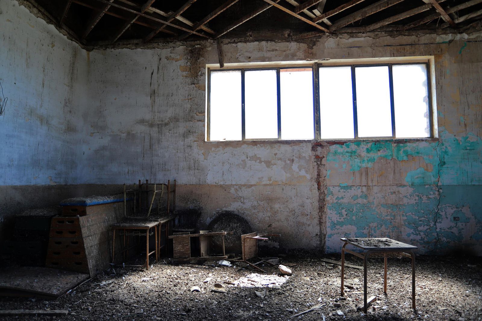 Interior de uno de los torreones del edificio con aparatos de gimnasia olvidados
