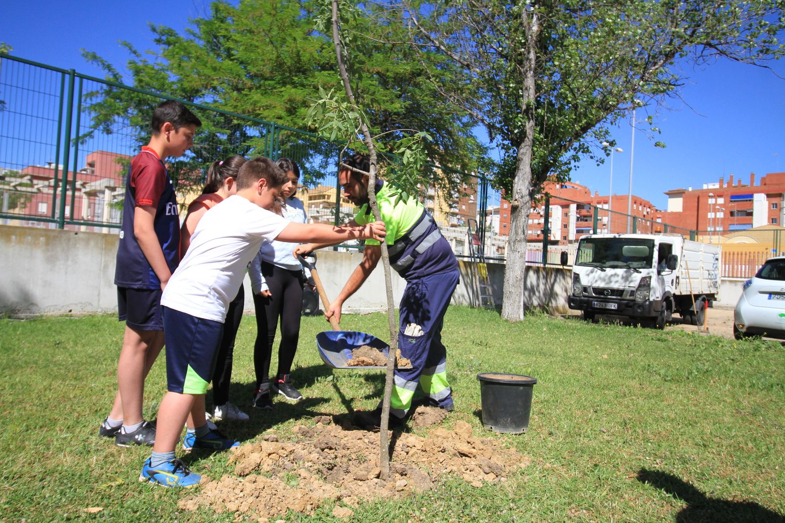 Imágenes de la plantación de árboles llevada a cabo en el colegio Los Rosales, con motivo del incendio del año pasado