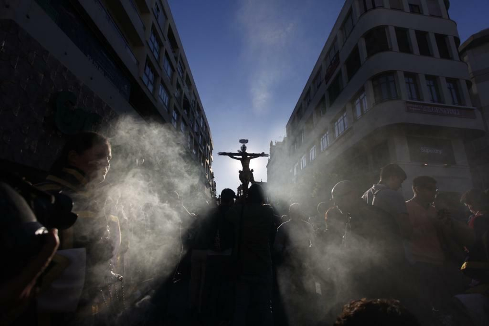 Las imágenes del Vía Crucis de las Cofradías de Sevilla con el Cristo de la Conversión de Montserrat