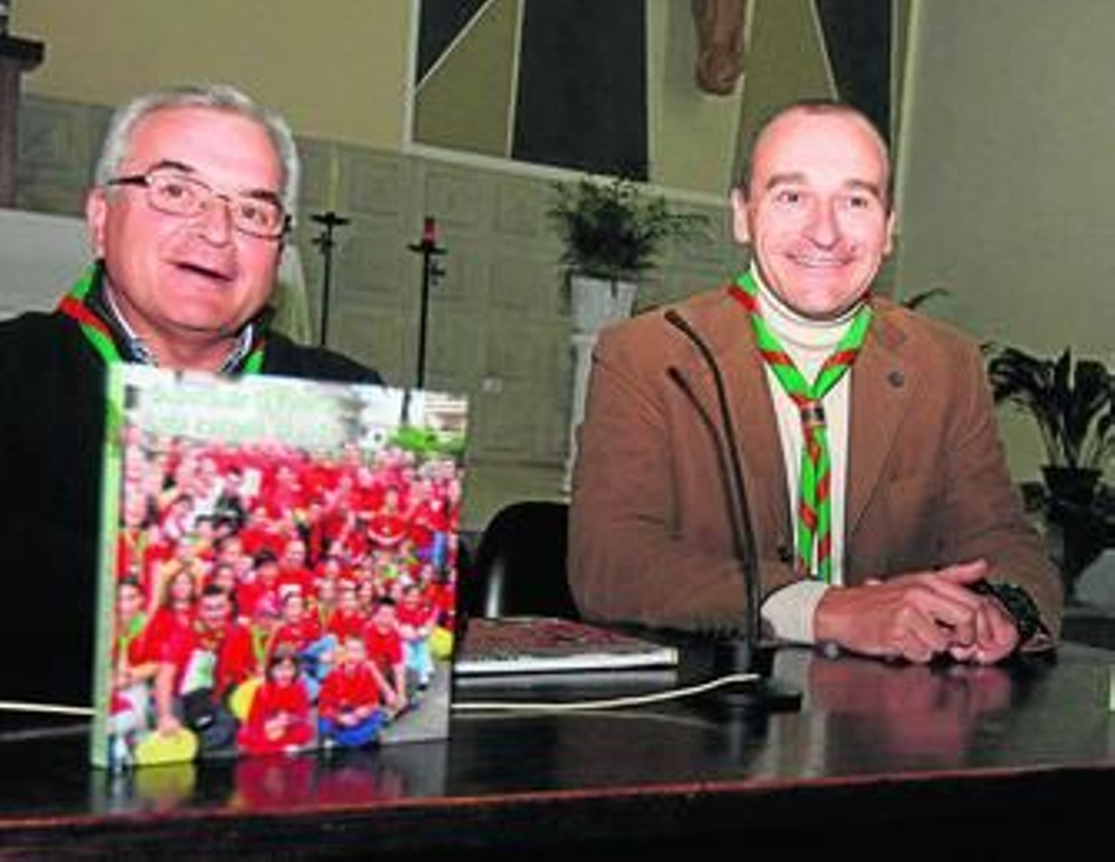 El párroco Pedro Gómez y Ángel Sáez, ante un ejemplar, ayer.