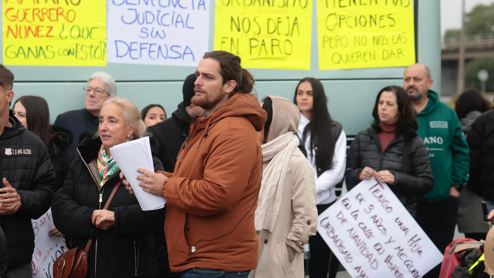 El responsable del negocio, Jesús Martínez, acompañado por sus empleados.