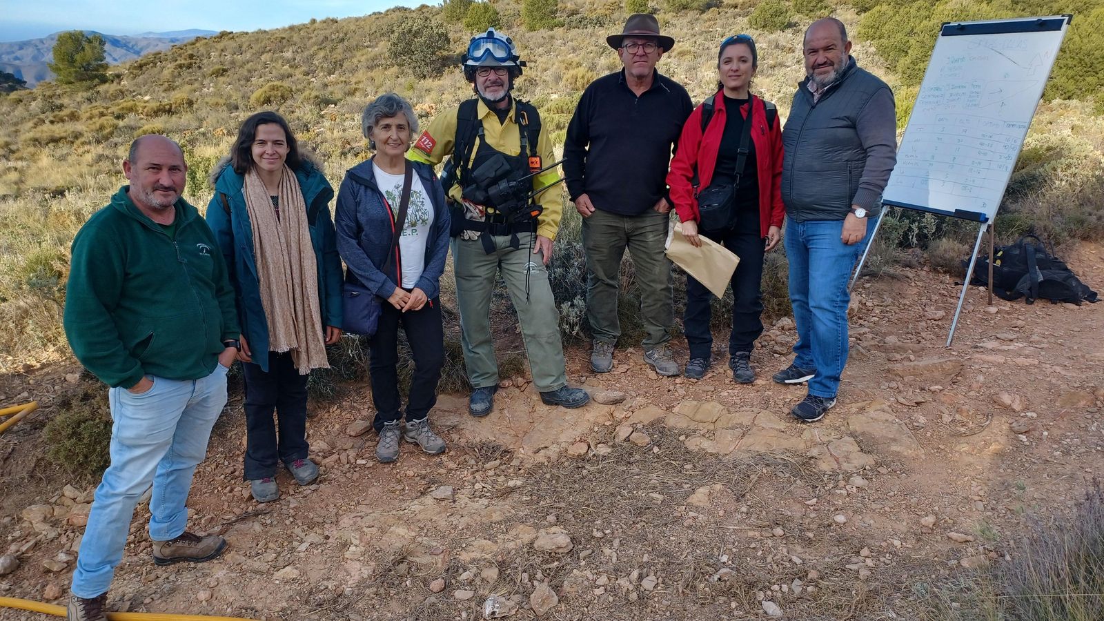 Los investigadores con representantes del Infoca de Almería y el Ayuntamiento de Dalías