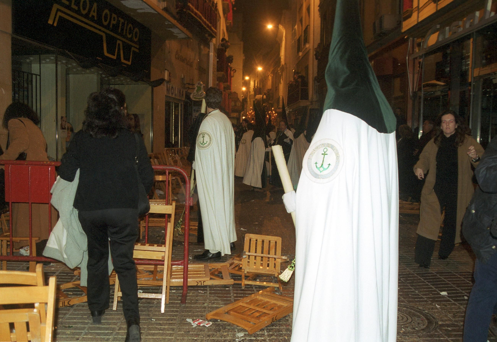 La calle Sierpes, tras los incidentes de la Madrugada de 2000.