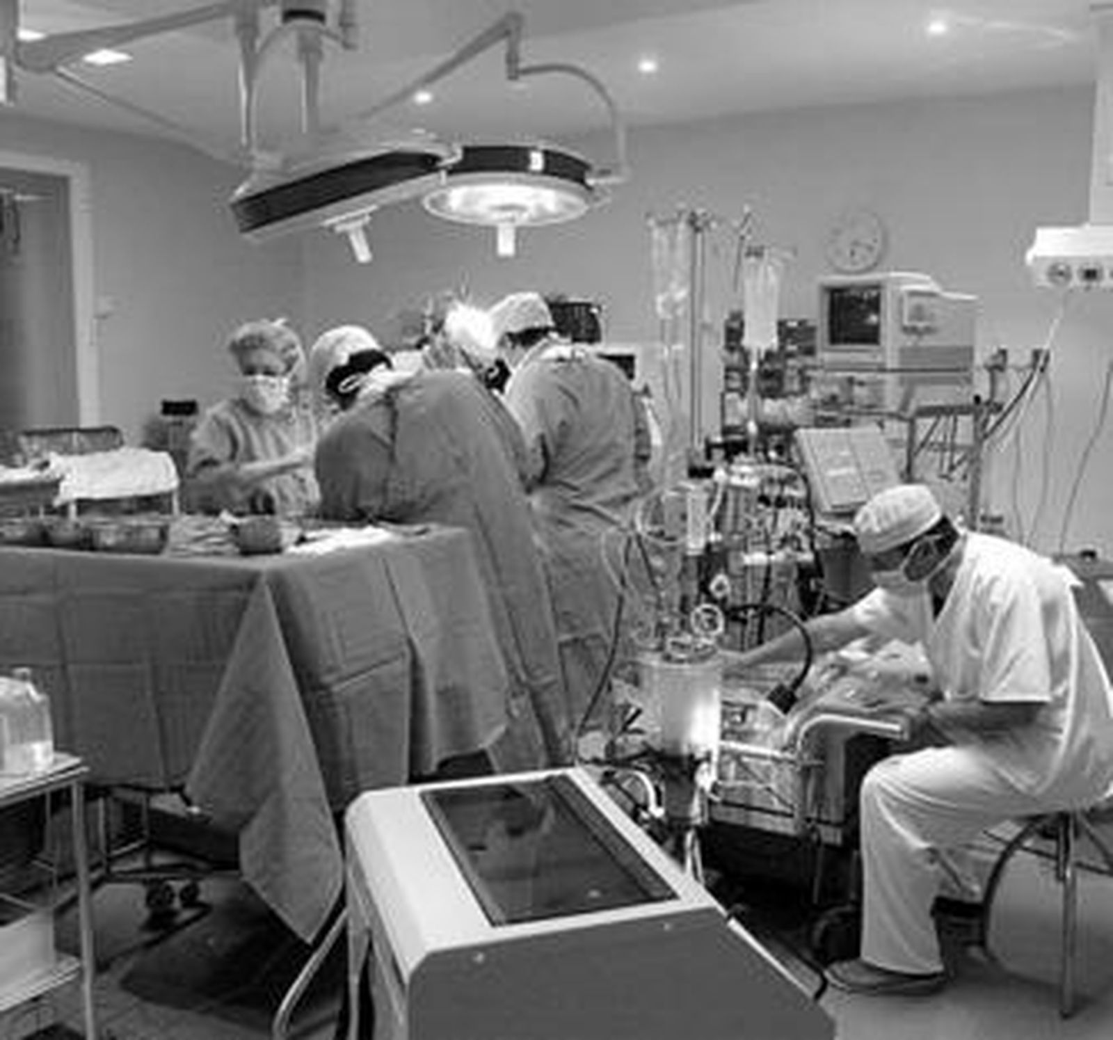 Los cirujanos practican un trasplante en un quirófano, en imagen de archivo.