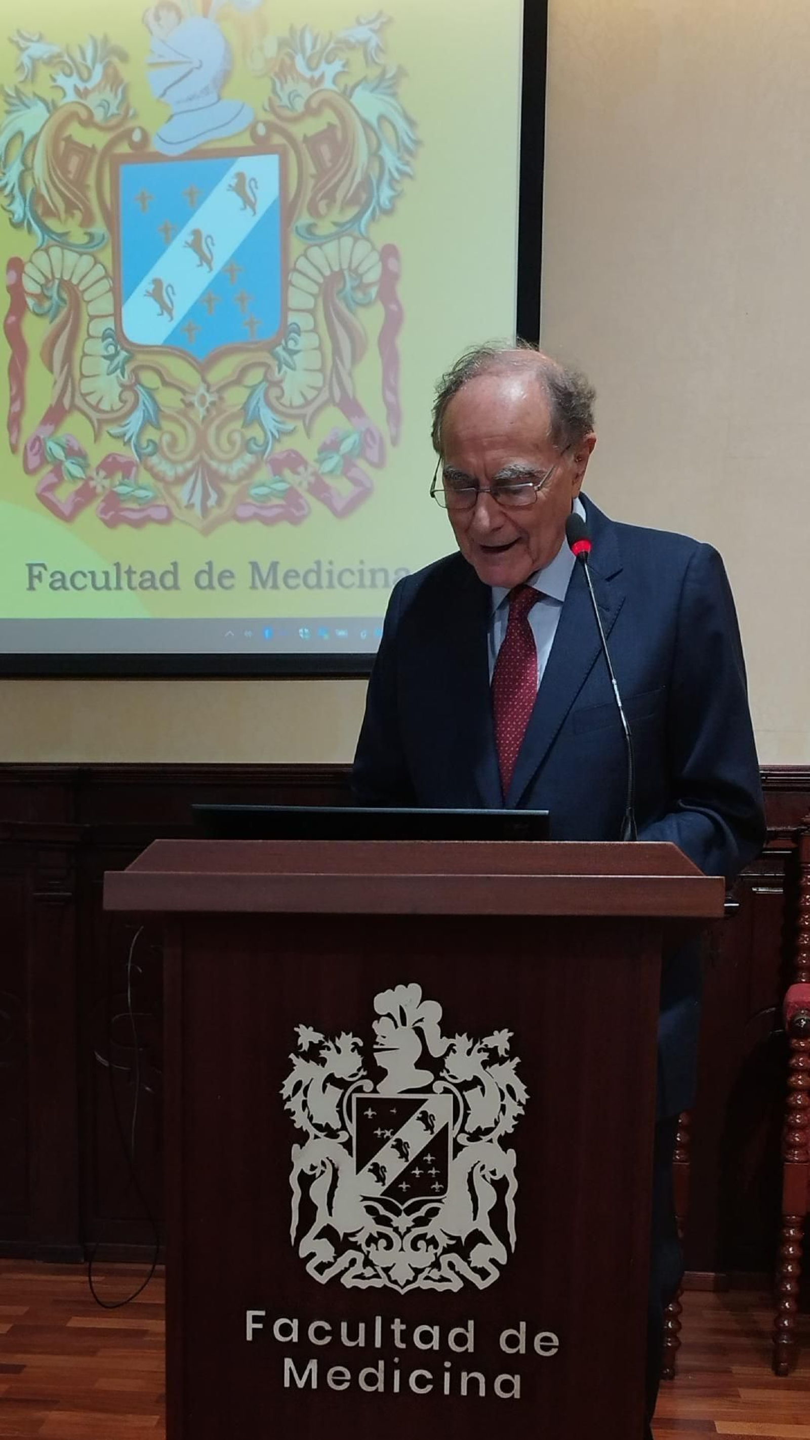 Antonio Campos, durante el Laudatio. Antonio Campos, durante el Laudatio.