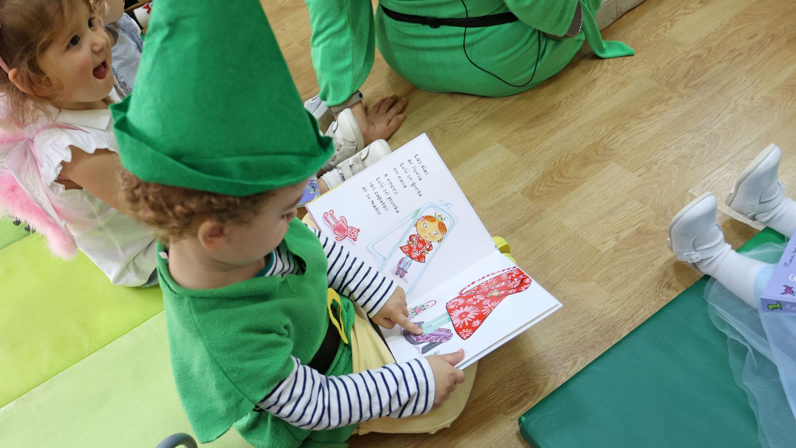 La guardería Centro se disfraza por el día del libro