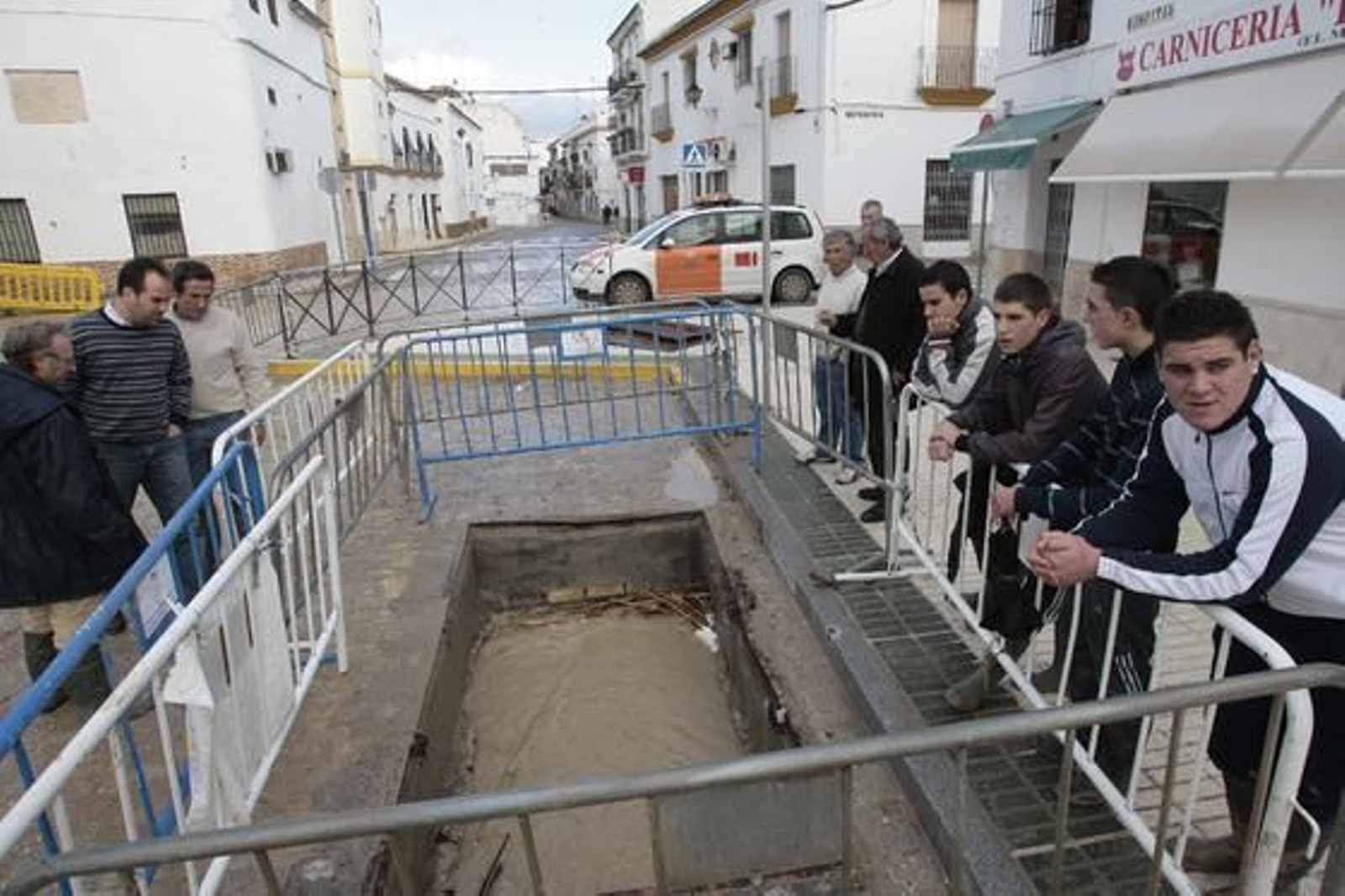 Tareas de limpieza de lodo en Écija.

Foto: Juan Carlos Muñoz