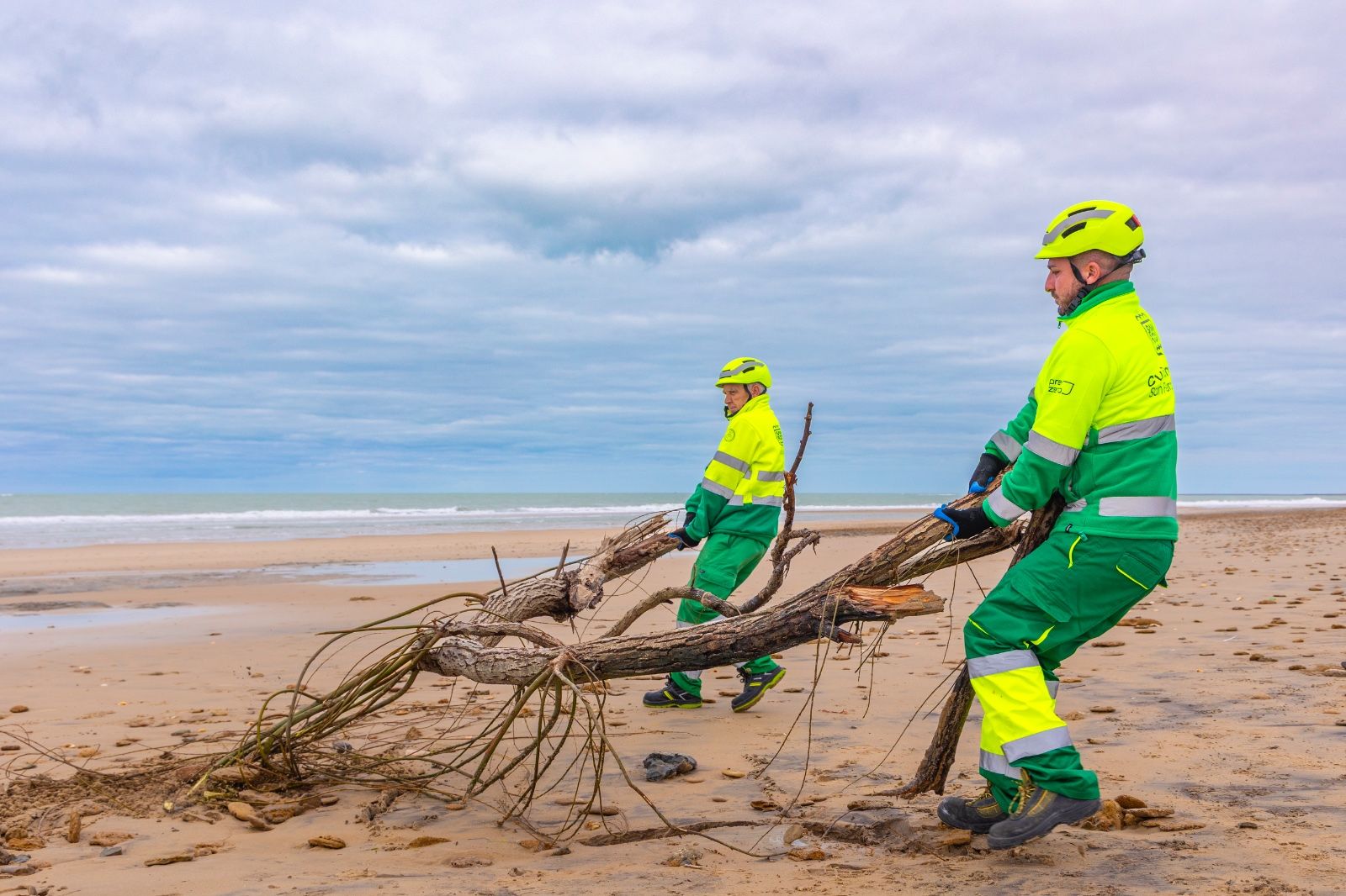 Los temporales pasan factura a la playa de Camposoto en San Fernando