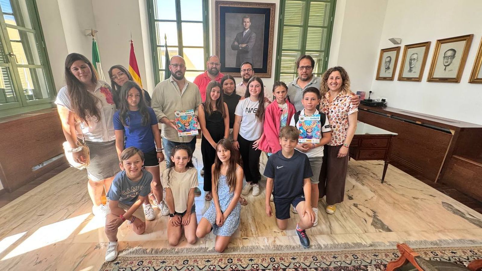 El CEIP Castillo de Doña Blanca, en el Ayuntamiento de El Puerto, donde los ha recibido el alcalde Germán Beardo.