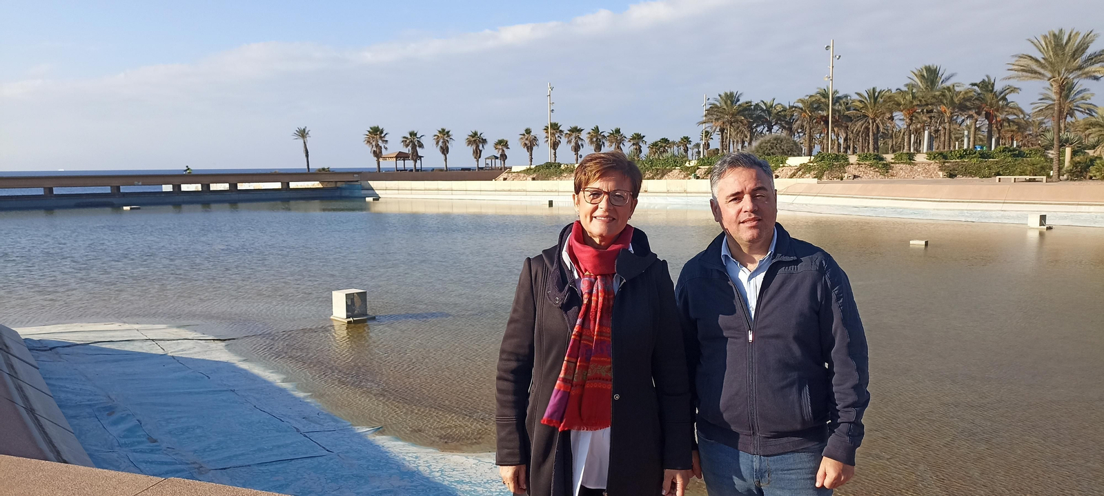 Adriana Valverde y Antonio Ruano, en la plaza del Mar de El Toyo