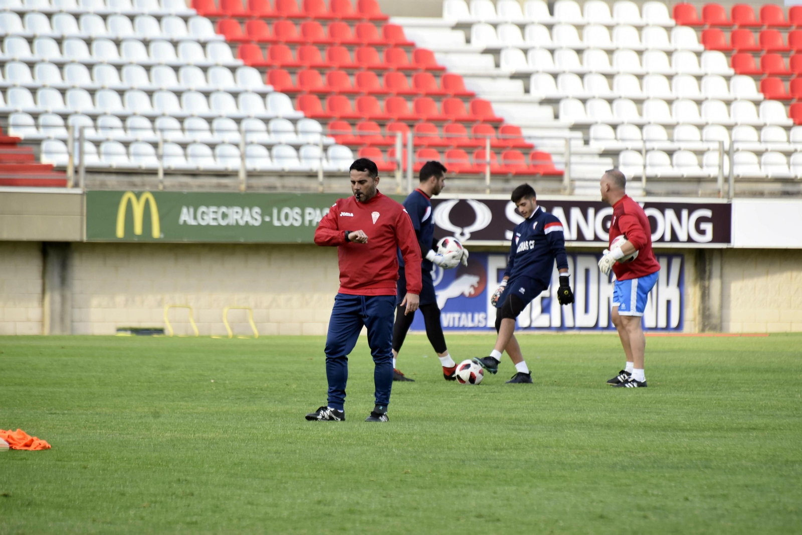 Fajardo comprueba su cronómetro durante el entrenamiento de este lunes