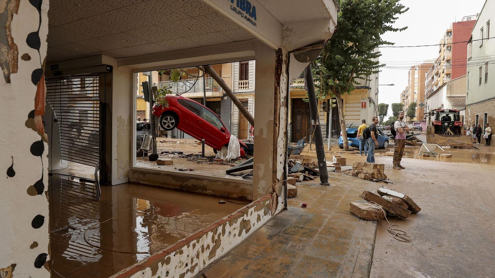 Así han quedado las calles de Valencia: desolación, barro y coches amontonados