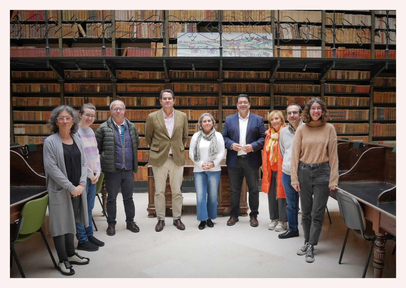 Con el personal de la Biblioteca Municipal.