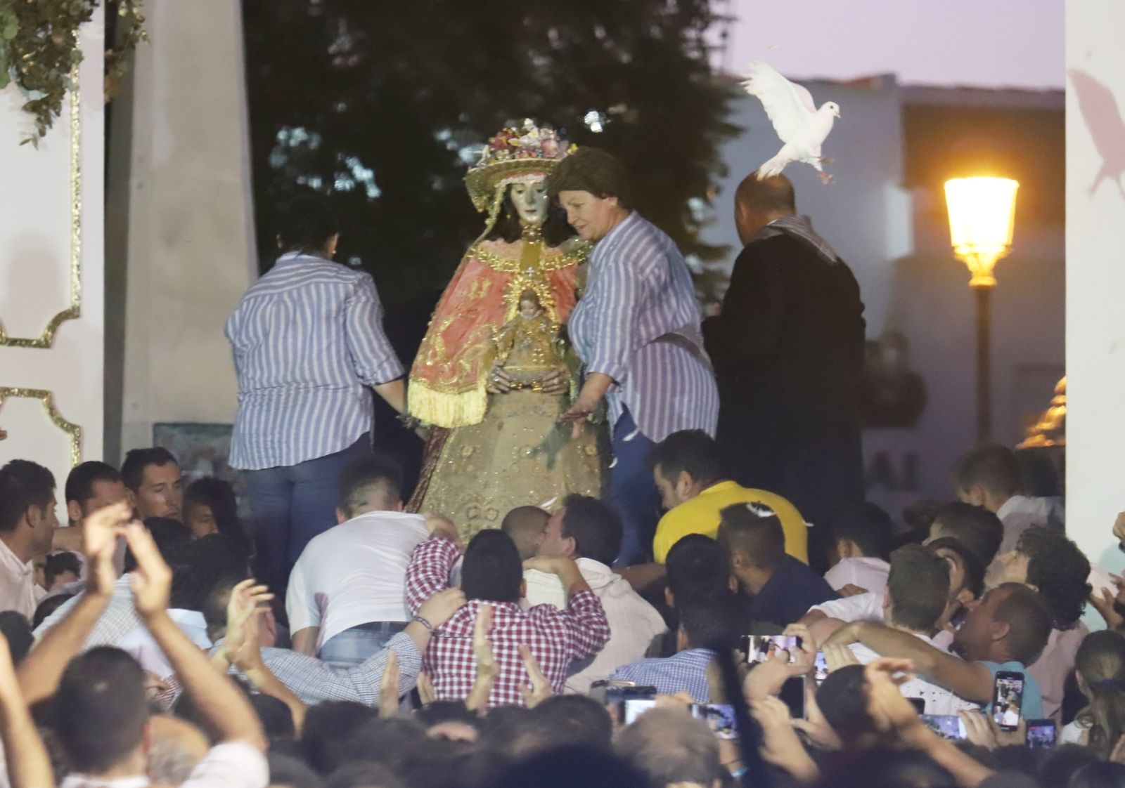 El Chaparral descubre el rostro a la Blanca Paloma