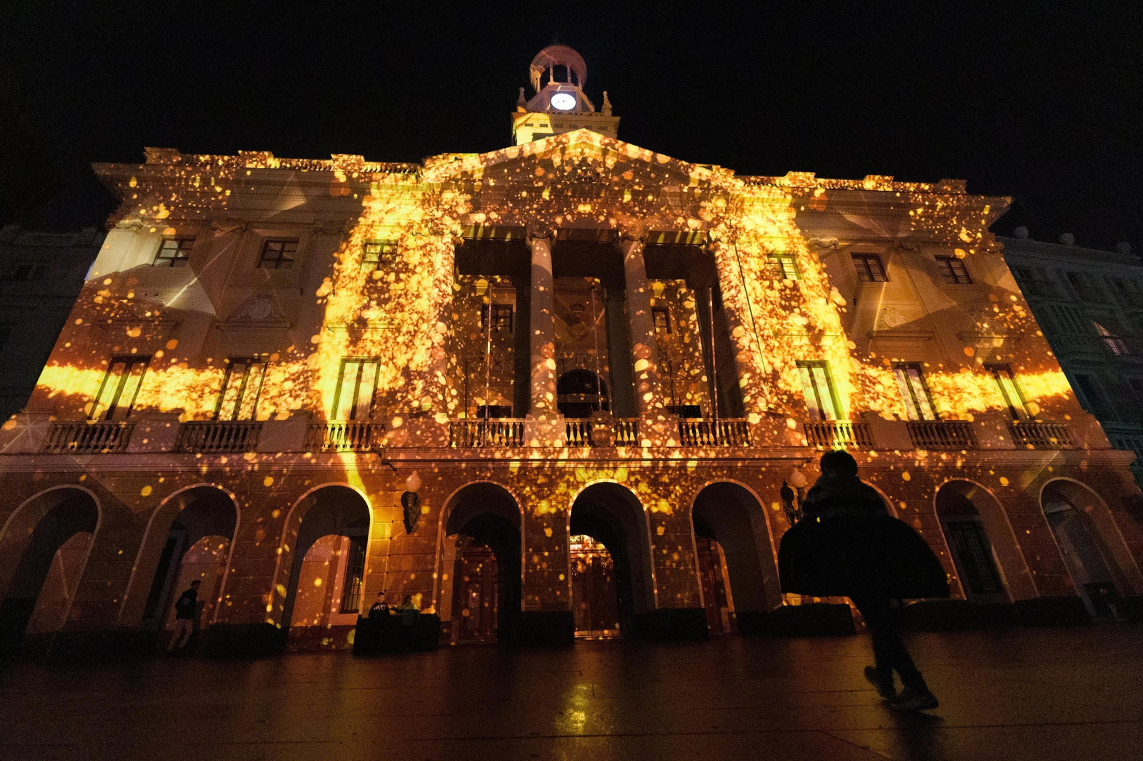 Navidad en Cádiz 2023: Las imágenes del 'mapping', el espectáculo audiovisual en la fachada del Ayuntamiento