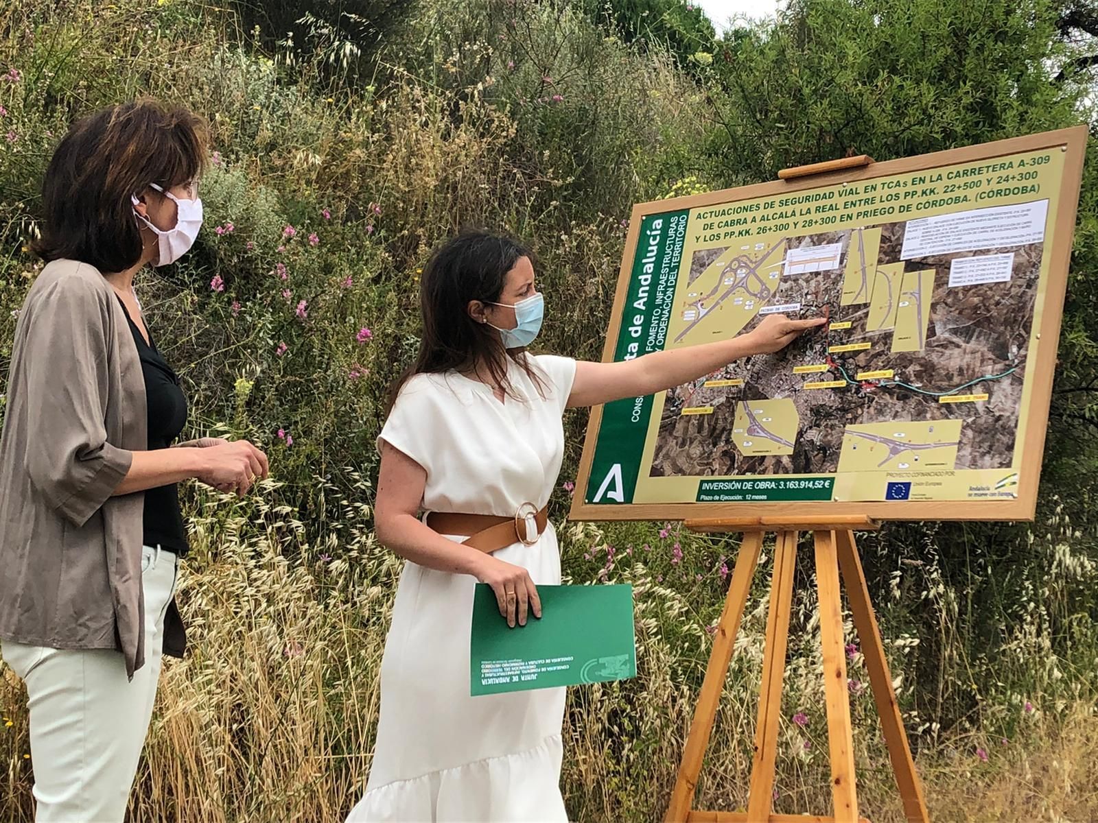 María Luisa Ceballos y Cristina Casanueva, durante su visita a las obras.