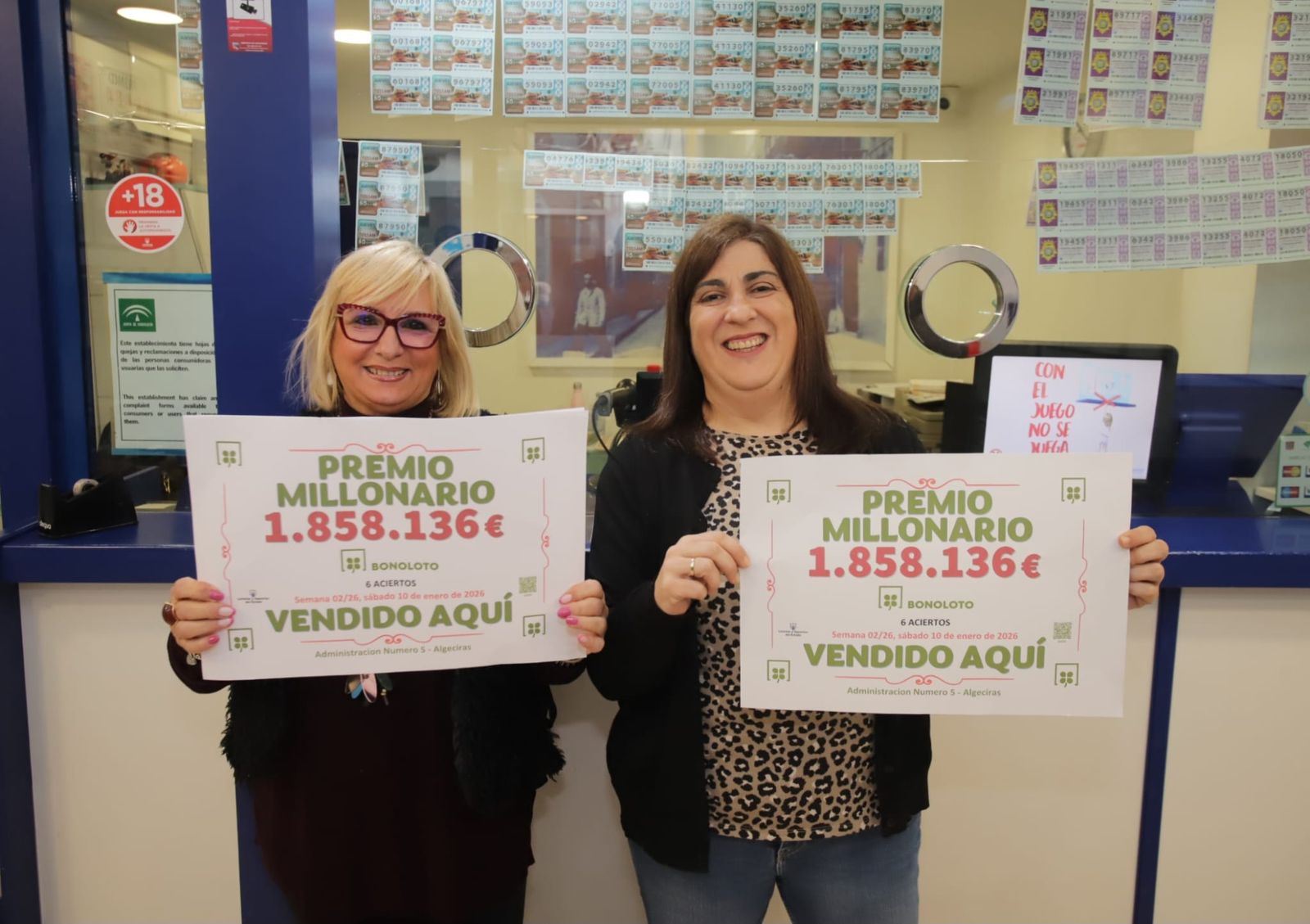 La alegría se refleja en el gesto de Rocío y Pepi mientras anuncian en su Administración que aquí se selló el boleto ganador de la Bonoloto.