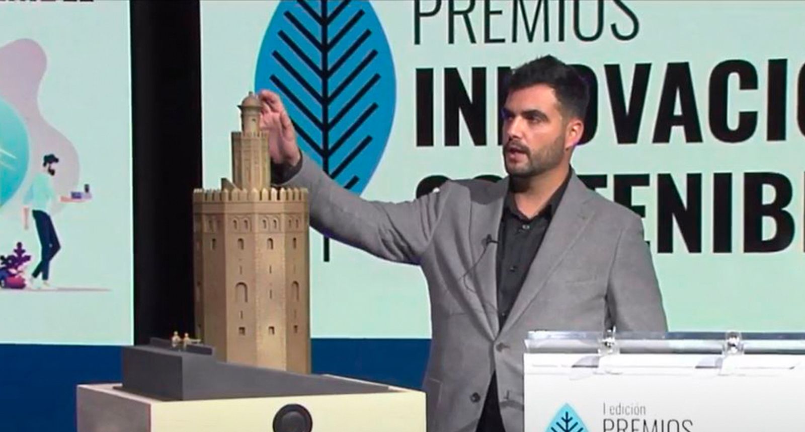 Daniel Cucharero presentando una maqueta con la tecnología Tifloactiva.