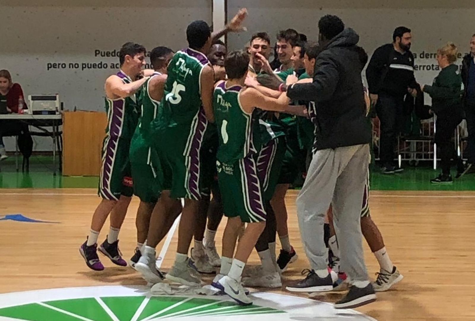Los jugadores del Unicaja de EBA celebran el triunfo y el cumpleaños de Adrián Ramírez.