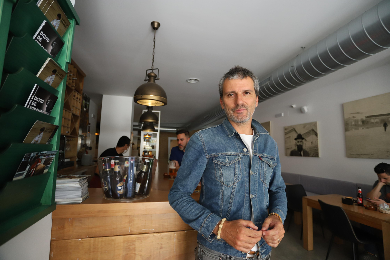 Imágenes del disfrute en fase tres de desescalada en la barra de los bares