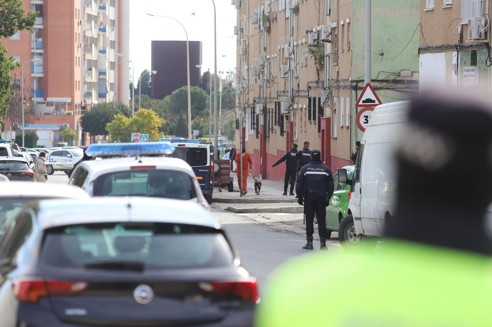 Imágenes del atrincherado que amenazaba con hacer estallar una bombona en el Torrejón, Huelva