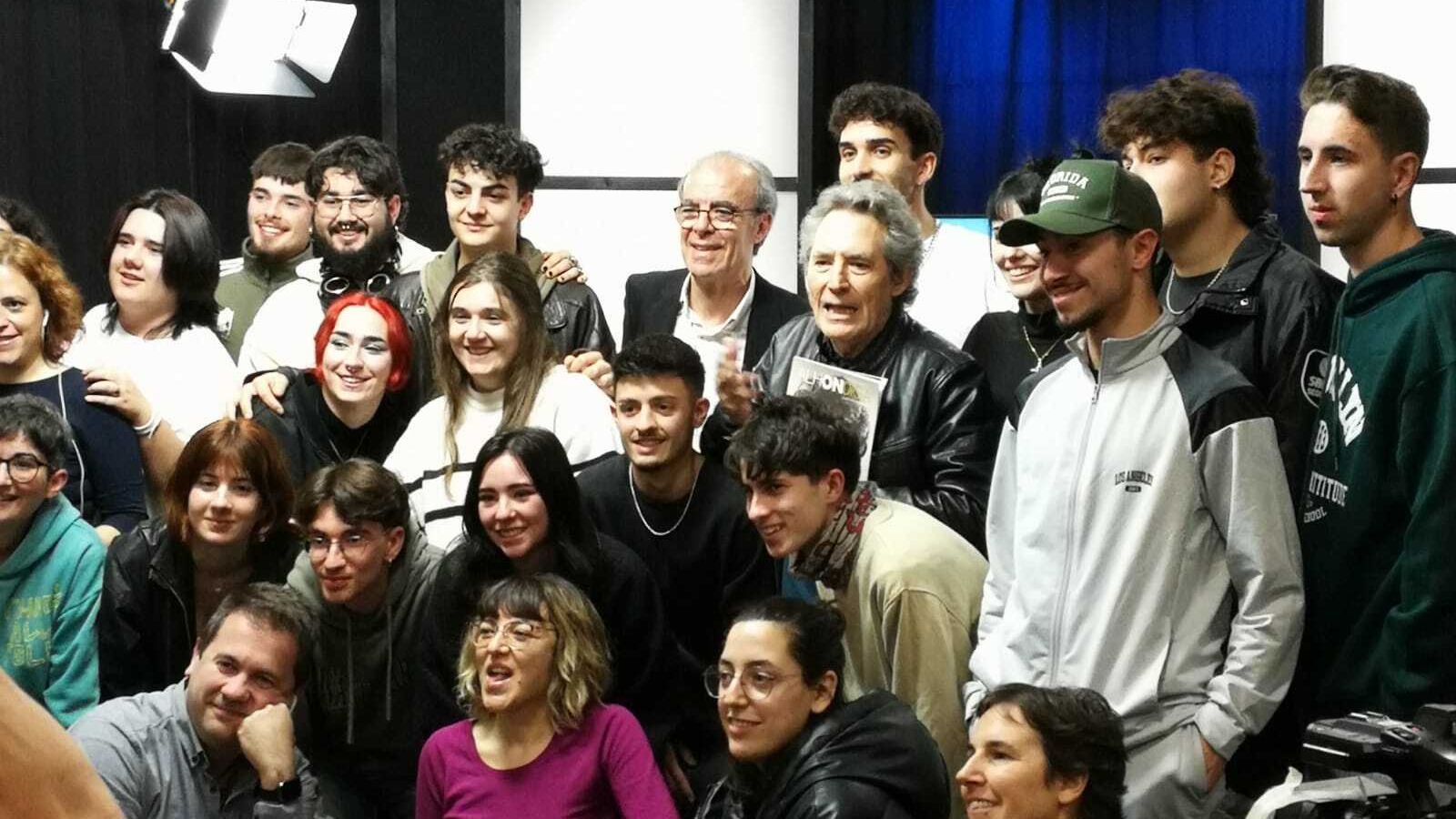 Miguel posó con los alumnos y profesores que participaron en el programa 'UGT-Trabajamos en digital'
