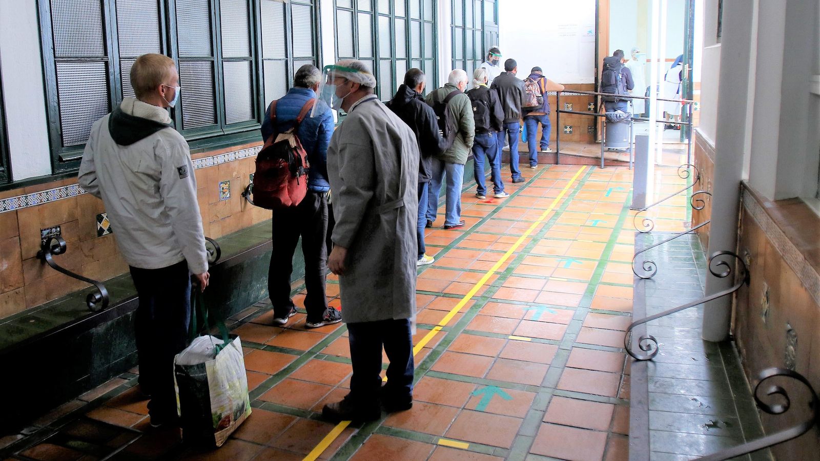 Colas de personas para recoger la comida.