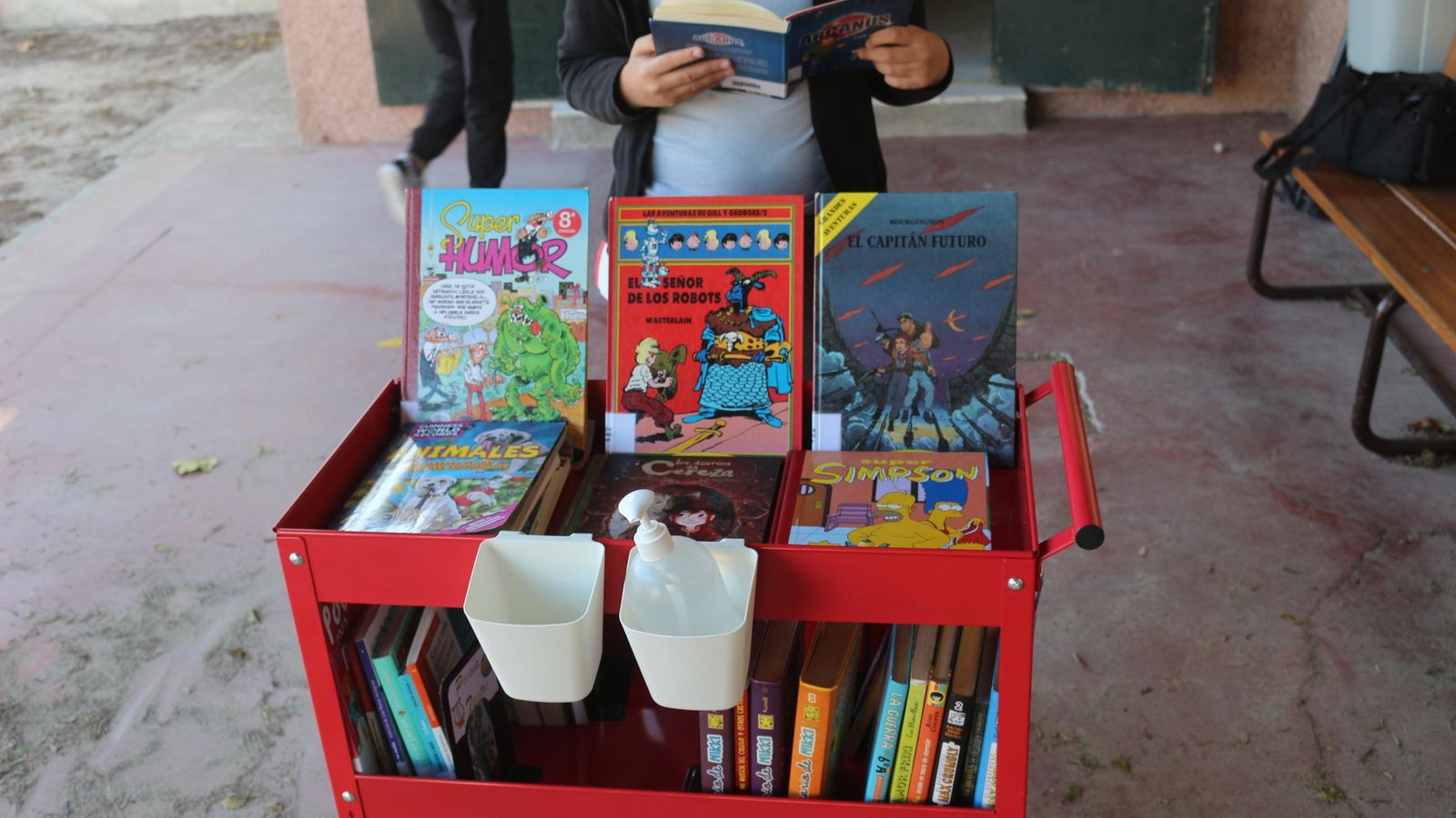 El 'Bibliocarro' acerca los libros a los alumnos durante el recreo