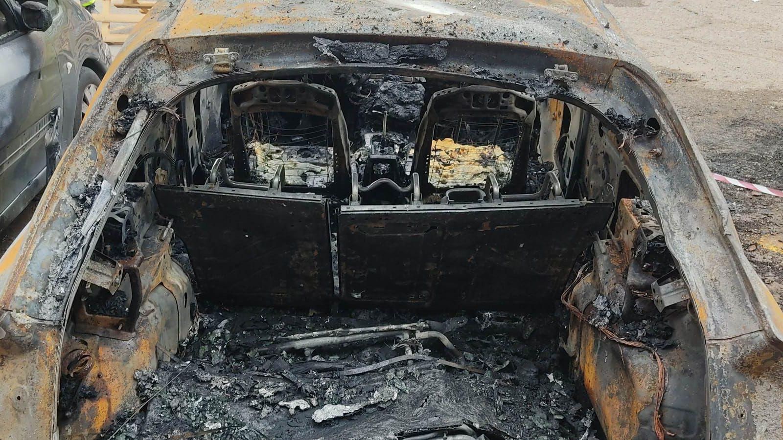 La parte trasera del coche quemado.