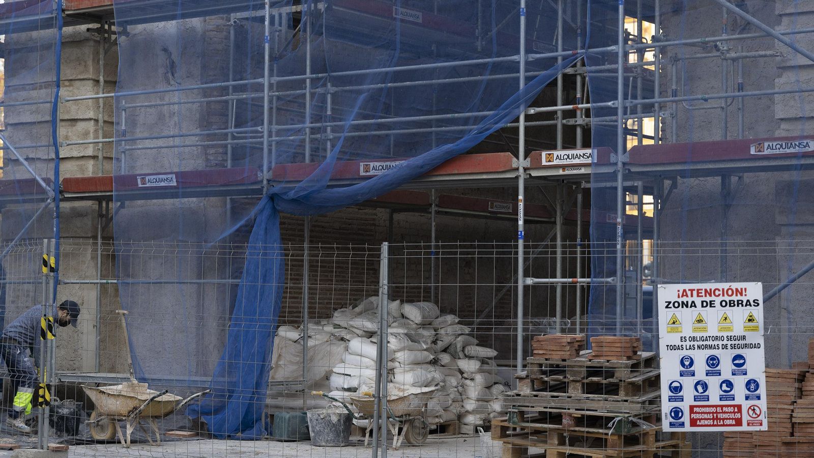 El arco de la Macarena cubierto de andamios.