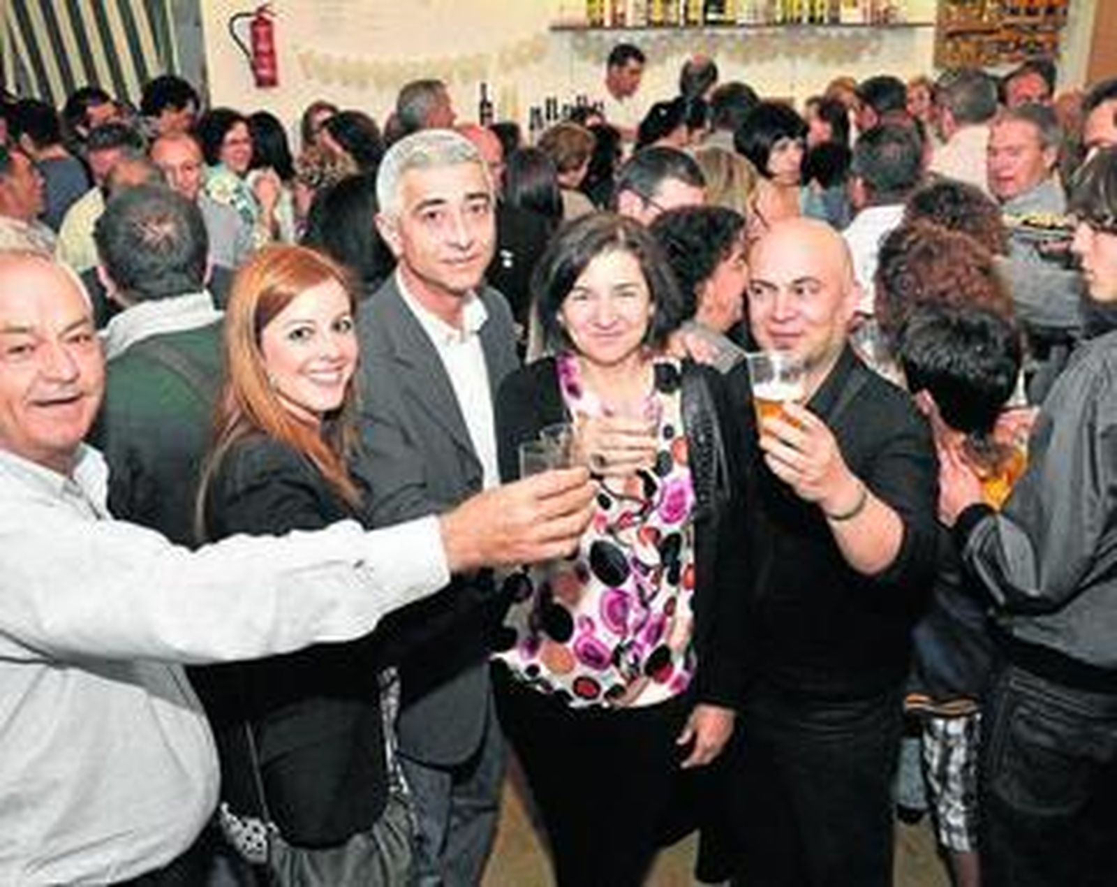 Miembros de la lista de IU, con Del Valle, brindan durante la inauguración de su caseta el pasado sábado.